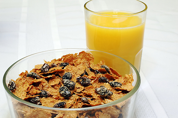 포토 JPG 해외이미지 음료 음식 과일 귤 사람없음 숟가락 식사 사발 아침식사 오렌지주스 낟알 시리얼 밀 내추럴 건포도 부스러기 해외202004 해외포토 포도 곡류 수저 사기그릇 과일주스 건과일 파일형식 이미지허브