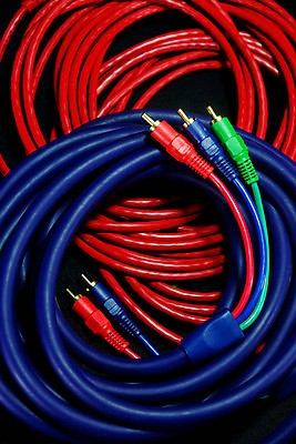 포토 JPG 해외이미지 남자 선 사람없음 빨간색 초록색 파란색 전자제품 컬러풀 노란색 검은색 흰색 네트워크 전기에너지 연결 USB 오디오 철사 섬유 스테레오 동영상 강렬 랜 필라멘트 해외202004 해외포토 컬러 사람 소리 에너지 직물 파일형식 이미지허브