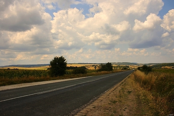 포토 JPG 해외이미지 구름 도로 여행 밭 풍경 사람없음 초록색 여름 파란색 시골 고속도로 땅 오지 수평선 해외202004 해외포토 자연요소 계절 길 컬러 농업 교통시설 파일형식 이미지허브