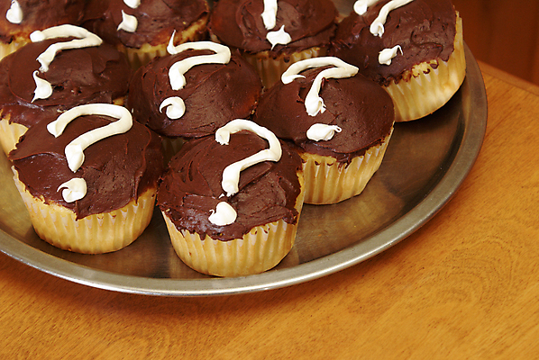 포토 JPG 해외이미지 접시 어린이 음식 컨셉 탁자 엄마 디저트 기념 이벤트 소년 사람없음 장식 가로 갈색 파티 케이크 초콜릿 얼음 놀람 임신 축하 아기 신선 그룹 선택 달콤 질문 컵케이크 성별 똑같은 반투명 핸드메이드 많음 시리즈 프로스팅 해외202004 해외포토 자연요소 식기 남자 감정 컬러 가구 가족 표정 사람 맛 제빵 파일형식 이미지허브