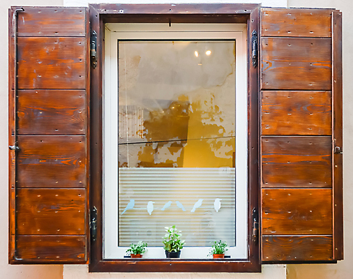 포토 JPG 해외이미지 외관 꽃 유럽 문화 벽 건축양식 창문 유리 날씨 주택 프레임 사람없음 야외 건물 목재 빨간색 햇빛 갈색 마을 흰색 시골 커튼 오픈 복고 장면 셔터 구식 옛날 스타일 방식 해외202004 해외포토 나무 식물 건축물 건축 나라 컬러 재료 재질 태양 파일형식 이미지허브