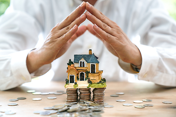 포토 JPG 해외이미지 백인 손 여자 백그라운드 컨셉 비즈니스 건축양식 가정 가족 지붕 주택 관리 안전 사람 성인 사람없음 건물 재산 보호 중개인 심볼 보안 보험 대출 돌봄 매각 진짜 해외202004 해외포토 서양인 직업 건축물 건축 관계 모션 신체부위 금융 파일형식 이미지허브