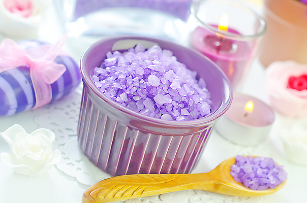 포토 JPG 해외이미지 리본 사람없음 아웃포커스 숟가락 보라색 스파 스파용품 비누 향초 아로마테라피 입욕소금 해외202004 해외포토 컬러 초 촬영기법 수저 위생용품 미용용품 오브젝트 소금 테라피 파일형식 이미지허브