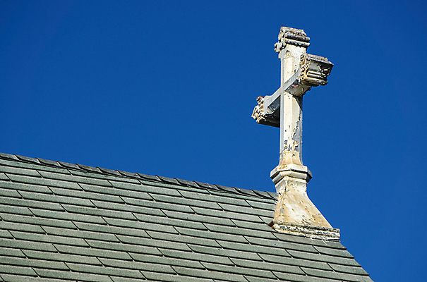 포토 JPG 해외이미지 외관 기독교 종교 십자가 하늘 지붕 사람없음 장식 파란색 성당 교회 페인트 손상 할로윈 조약돌 흰색 시골 거친 화려 중세 역사 유령 버리기 부식 첨탑 고딕 보호구역 썩음 옛날 해외202004 해외포토 컬러 컨셉 종교건축 모션 건물 탑 돌_바위 구역 파일형식 이미지허브