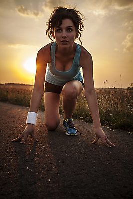 포토 JPG 해외이미지 주간 전신 구름 응시 여자 하늘 한명 성인 야외 앞모습 운동복 태양 일출 출발준비 성인여자한명만 해외202004 해외포토 자연요소 1 시선 옷 뷰포인트 사람 노을 준비 여자한명만 성인여자만 파일형식 이미지허브