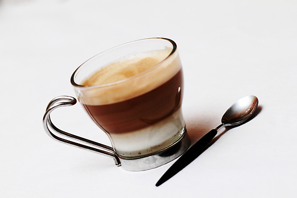 포토 JPG 해외이미지 커피 음료 음식 백그라운드 재료 유리 탁자 콩 사람없음 컵 갈색 숟가락 검은색 카페 우유 뜨거움 카푸치노 에스프레소 카페인 해외202004 해외포토 식기 컬러 가구 재질 유제품 곡류 수저 상점 파일형식 이미지허브