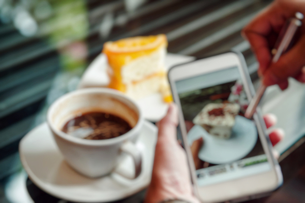 포토 JPG 해외이미지 라이프스타일 접시 손 행복 커피 음료 음식 조각 신체 다이어트 비즈니스 가족 디저트 사람 사람없음 컵 컬러풀 파티 과자 카메라 케이크 기쁨 빵집 신선 고명 달콤 맛 정상 몸무게 설탕 굽기 먹기 비만 칼로리 브라우니 타르트 페스츄리 셀룰라이트 해외202004 해외포토 식기 감정 빵 컬러 컨셉 관계 모션 건강 이벤트 생활 신체부위 전자제품 상점 구이 몸매 파이_빵 파일형식 이미지허브