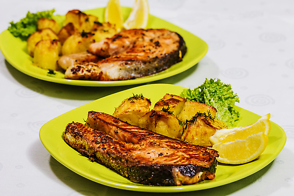 포토 JPG 해외이미지 접시 음식 조각 다이어트 감자 건강 육류 어류 스테이크 요리 사람없음 빨간색 초록색 식당 식사 저녁식사 회 튀김 흰색 신선 뜨거움 시장 콘센트 그릴 전기에너지 바비큐 굽기 레몬 해산물 메뉴 준비 날것 연어 점심식사 오메가 입가심 해외202004 해외포토 식기 컬러 채소 과일 식재료 주방용품 서양음식 상점 수중동물 에너지 구이 파일형식 이미지허브