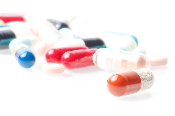 포토 JPG 해외이미지 라이프스타일 산업 과학 백그라운드 탁자 건강 병원 사람없음 치료 빨간색 파란색 알약 약 라벨 공백 고통 의사 흰색 닫기 질병 컨테이너 플라스틱 약국 오브젝트 테라피 조제 고립 돌봄 복용 진통제 항생제 해외202004 해외포토 감정 컬러 가구 의학 모션 재질 프레임 생활 뷰티 의료진 만들기 파일형식 이미지허브