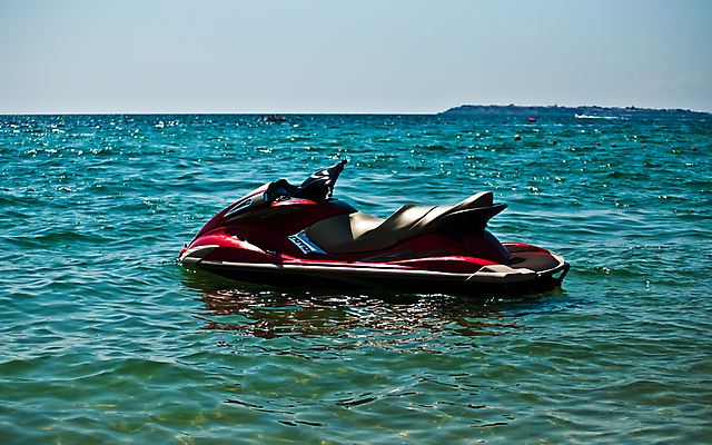 포토 JPG 해외이미지 계절 스포츠 파도 바다 여행 교통시설 하늘 휴가 스키 항해 사람없음 야외 빨간색 물 여름 파란색 자유 스쿠터 보트 가장자리 고급 승차 속도 함선 S 모터 터키석 수평선 해외202004 해외포토 자연요소 알파벳 컬러 교통 컨셉 배_교통 모션 겨울스포츠 오토바이 둘레 보석 시설 파일형식 이미지허브