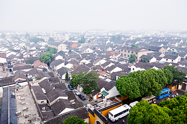 포토 JPG 해외이미지 나무 식물 전통 아시아 지붕 주택 안테나 동양인 사람없음 건물 탑 정원 중국 안개 사찰 타운 스모그 해외202004 해외포토 건축물 나라 통신 종교건축 날씨 인종 도시 파일형식 이미지허브