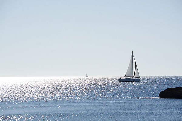 포토 JPG 해외이미지 라이프스타일 스포츠 파도 바다 섬 여행 요트 교통시설 자연 하늘 바람 휴가 휴식 항해 풍경 사람없음 물 여름 파란색 빛 태양 맑음 일몰 자유 흰색 보트 스페인 크루즈 지중해 함선 네비게이션 수평선 해외202004 해외포토 자연요소 계절 유럽 컬러 교통 컨셉 배_교통 날씨 생활 노을 시설 생태계 파일형식 이미지허브