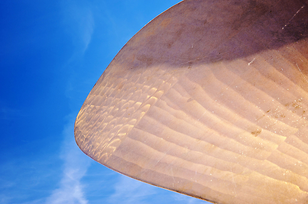 포토 JPG 해외이미지 모양 바다 하늘 항해 사람없음 물 파란색 금속 나사 묘사 질감 서식 프로펠러 해외202004 해외포토 자연요소 컬러 배_교통 재질 공구 파일형식 이미지허브