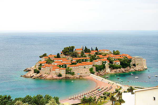 포토 JPG 해외이미지 유럽 바다 섬 여행 건축양식 자연 하늘 호텔 지붕 휴가 주택 풍경 사람없음 건물 초록색 물 여름 파란색 마을 만 중세 고급 성자 지중해 휴양지 타운 몬테네그로 발칸반도 부드바 옛날 이국적 파라다이스 해외202004 해외포토 자연요소 건축물 계절 건축 나라 종교 컬러 컨셉 숙소 장소 도시 역사 생태계 파일형식 이미지허브