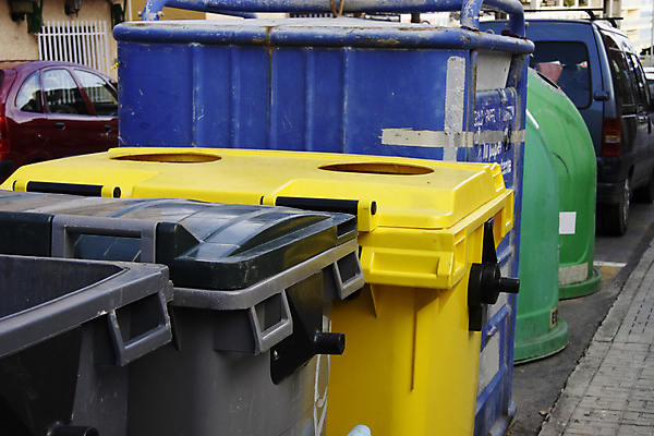 포토 JPG 해외이미지 산업 거리 사람없음 초록색 파란색 노란색 환경 검은색 재활용 회색 쓰레기통 도시 캔 위생 쓰레기 폐기물 일회용 컨테이너 플라스틱 거절 버리기 오브젝트 생태계 먼지 한조각 낭비 옛날 해외202004 해외포토 1 컬러 컨셉 모션 재질 친환경 파일형식 이미지허브