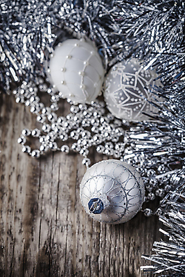 포토 JPG 해외이미지 크리스마스장식 크리스마스 실내 사람없음 장식볼 은색 오브젝트 오너먼트 나무배경 해외202004 해외포토 기념일 컬러 백그라운드 내부 장식 파일형식 이미지허브