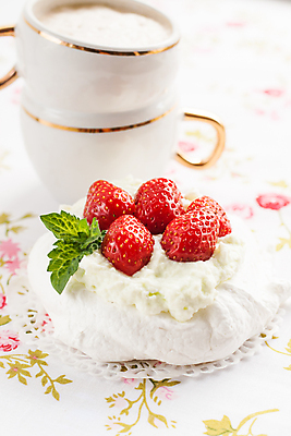 포토 JPG 해외이미지 딸기 디저트 실내 사람없음 케이크 머랭 해외202004 파블로바 해외포토 음식 과일 내부 파일형식 이미지허브