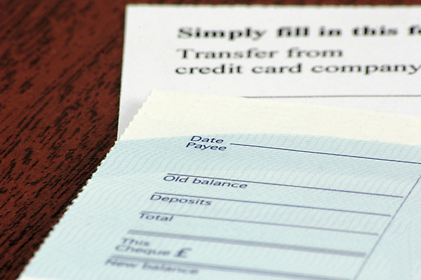 포토 JPG 해외이미지 종이 이동 돈 관리 사람없음 금융 저축 시장 미끄러짐 계산대 확인 서식 투자 파운드 계산서 관심 수표 증명서 해외202004 해외포토 컨셉 비즈니스 모션 경제 재산 파일형식 이미지허브