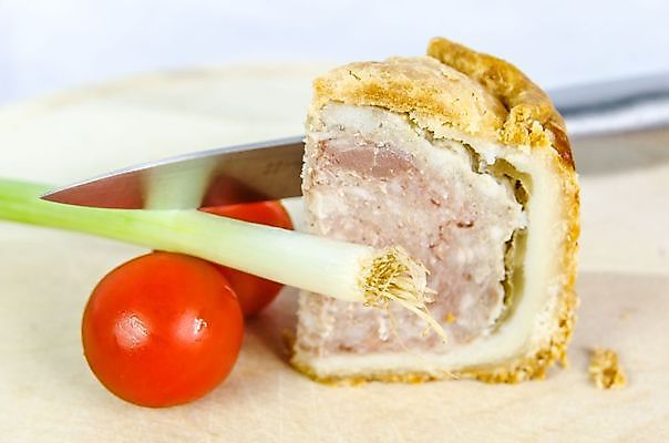 포토 JPG 해외이미지 음식 토마토 재료 양파 건강 돼지고기 사람없음 빨간색 식사 샐러드 껍질 황금 칼 닫기 준비 점심식사 짠맛 해외202004 해외포토 컬러 채소 모션 육류 맛 파일형식 이미지허브