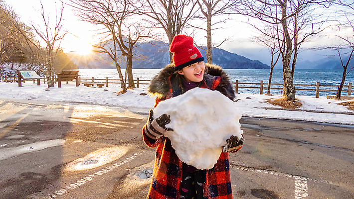 포토 JPG 해외이미지 백인 겨울 놀이 한명 미소 일본 중국 서리 거인 눈덩이 혼혈 해외202004 손모아장갑 해외포토 서양인 1 계절 아시아 장갑 눈_날씨 표정 사람 다문화 파일형식 이미지허브