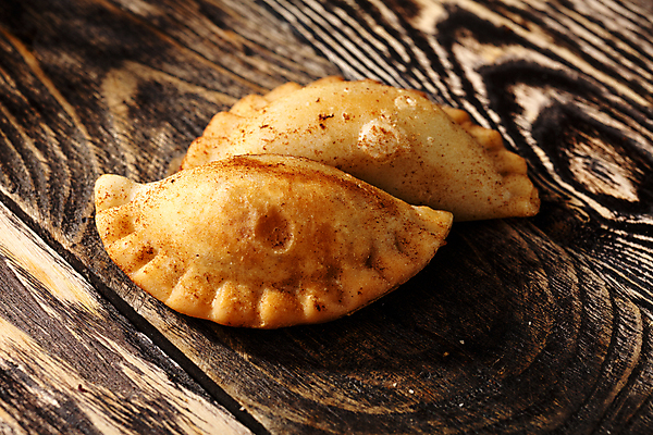 포토 JPG 해외이미지 전통 음식 백그라운드 육류 요리 사람없음 목재 노란색 식사 치킨 튀김 흰색 패티 폭식 스페인어 페스츄리 핸드메이드 해외202004 해외포토 나무 빵 컬러 식재료 재료 닭고기요리 파일형식 이미지허브