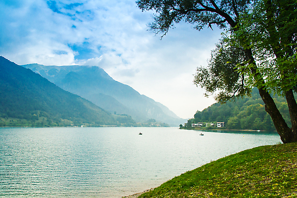 포토 JPG 해외이미지 호수 여유 자연 산 풍경 사람없음 물 평화 침묵 이탈리아 분위기 숲 언덕 알프스 해외202004 해외포토 자연요소 감정 유럽 컨셉 소리 생태계 파일형식 이미지허브