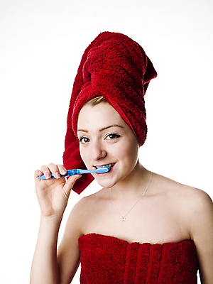 포토 JPG 해외이미지 여자 행복 한명 성인 수건 금발 위생 칫솔 흰배경 치약 위생관리 잇몸 성인여자한명만 해외202004 해외포토 1 헤어스타일 감정 백그라운드 신체 관리 사람 위생용품 흰색 여자한명만 성인여자만 파일형식 이미지허브