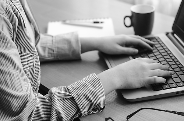 포토 JPG 해외이미지 직업 학생 손 안경 인터넷 비즈니스 탁자 주택 직장 한명 사람 앉기 컵 노트북 컴퓨터 펜 스크린 모니터 공책 방 정보 흰색 타이핑 키보드 업무 작업 비즈니스우먼 닫기 책상 검색 해외202004 해외포토 1 식기 잡화 여자 컬러 가구 회사 모션 문구용품 건물 신체부위 전자제품 필기구 직장인 파일형식 이미지허브