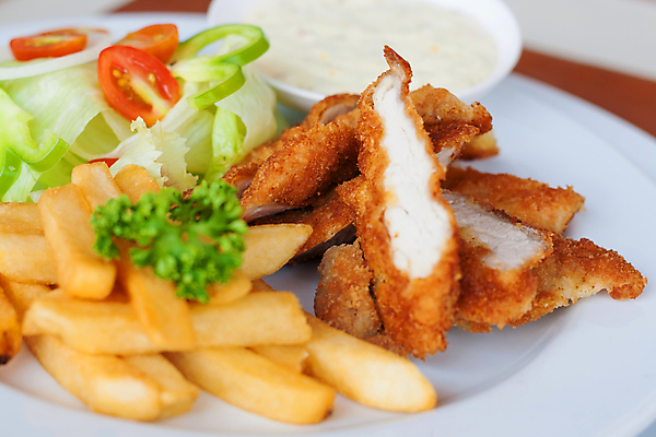 포토 JPG 해외이미지 접시 어린이 음식 조각 부분 요리 사람없음 가로 식사 저녁식사 치킨 튀김 고명 케첩 속도 프랑스어 점심식사 빵가루 해외202004 해외포토 문자 식기 사람 소스_음식 닭고기요리 파일형식 이미지허브