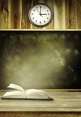 포토 JPG 해외이미지 1 교육 벽 시계 백그라운드 컨셉 통신 교실 학교 탁자 실내 사람없음 책 스터디 사무실 사진촬영 칠판 공백 방 시간 오픈 책상 페이지 마감 카운트다운 해외202004 해외포토 가구 비즈니스 내부 학습 촬영 파일형식 이미지허브