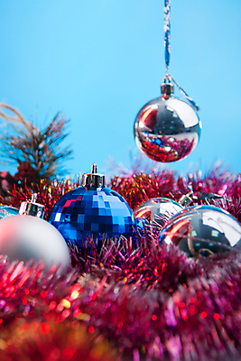 포토 JPG 해외이미지 백그라운드 크리스마스 겨울 공 휴가 사람없음 장식 파란색 우주 추위 흰색 축하 눈송이 그룹 오브젝트 서리 장면 철사 여의주 부족함 해외202004 해외포토 계절 기념일 컬러 컨셉 눈_날씨 파일형식 이미지허브