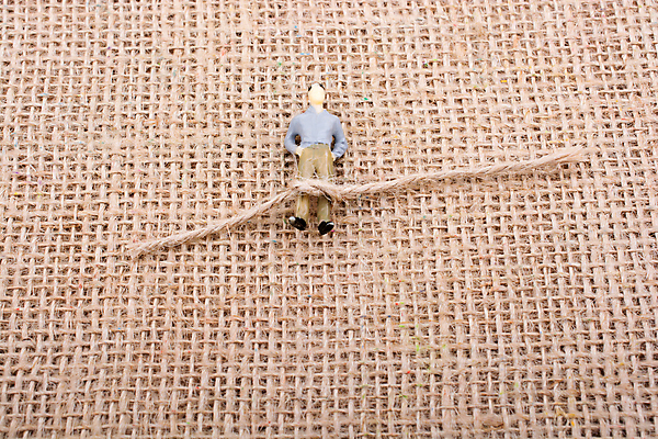 포토 JPG 해외이미지 실내 사람없음 구속 인물미니어처 노끈 갈색배경 해외202004 해외포토 줄 백그라운드 컨셉 내부 갈색 미니어처 파일형식 이미지허브