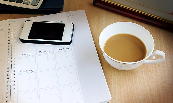 포토 JPG 해외이미지 커피 백그라운드 컨셉 텍스트 탁자 사람없음 책 컵 빛 스마트폰 사무실 어둠 방 흰색 작업 왼쪽 바쁨 해외202004 해외포토 식기 음료 컬러 가구 비즈니스 핸드폰 스마트기기 방향 파일형식 이미지허브