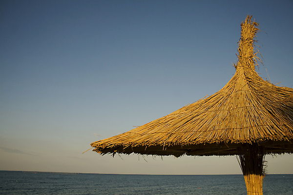 포토 JPG 해외이미지 구름 계절 유럽 모래 바다 섬 우산 하늘 지붕 휴식 갈대 그림자 해변 사람없음 야외 목재 물 여름 파란색 햇빛 휴게실 고독 휴양지 스카이라인 밀짚 가림막 이국적 해외202004 해외포토 자연요소 나무 식물 감정 나라 컬러 컨셉 재료 태양 장소 짚 파일형식 이미지허브