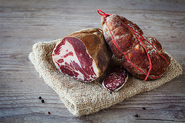 포토 JPG 해외이미지 음식 백그라운드 재료 고추 육류 돼지고기 요리 사람없음 목재 빨간색 식사 이탈리아 신선 돼지 소시지 매움 햄 무침 내추럴 살라미 식용 정육점 해외202004 해외포토 나무 유럽 컬러 채소 식재료 포유류 상점 가공식품 맛 파일형식 이미지허브