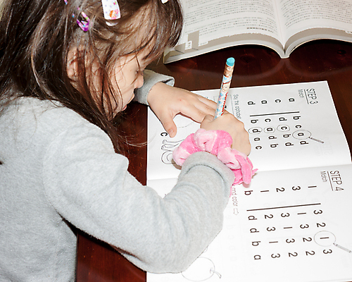 포토 JPG 해외이미지 백인 학생 어린이 한명 사람 연필 해외202004 해외포토 서양인 1 학용품 필기구 파일형식 이미지허브