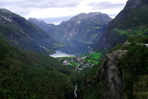 포토 JPG 해외이미지 나무 구름 유럽 바다 자연 산 노르웨이 풍경 사람없음 건물 목재 초록색 물 여름 파란색 햇빛 반사 마을 바위 흰색 시골 만 보트 숲 크루즈 갑판 언덕 함선 북쪽 흐림 스칸디나비아 해외202004 해외포토 자연요소 식물 건축물 계절 나라 컬러 배_교통 재료 날씨 태양 돌_바위 방향 생태계 파일형식 이미지허브