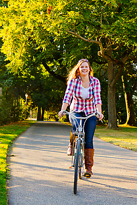 포토 JPG 해외이미지 커플 행복 길 2 가족 관계 자국 한명 사람 야외 세로 자전거 승차 사이클링 해외202004 해외포토 1 감정 모션 바이크 육상스포츠 파일형식 이미지허브