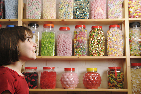 포토 JPG 해외이미지 응시 시선 행복 감정 어린이 청소년 선반 사탕 종류 한명 미소 청춘 상점 기쁨 표현 오픈 입 선택 컨테이너 가득함 만족 흥분 모음 많음 해외202004 해외포토 1 산업 가구 컨셉 디저트 표정 사람 신체부위 파일형식 이미지허브