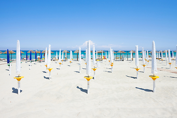 포토 JPG 해외이미지 라이프스타일 유럽 모래 바다 여행 자연 휴가 휴식 수영장 풍경 사람없음 물 여름 빛 햇빛 평화 맑음 수영 이탈리아 캠핑 하이킹 자유 만 편안함 발자국 지중해 순수 양산 활주로 천국 가림막 해외202004 해외포토 자연요소 계절 나라 길 컨셉 자국 레저 날씨 생활 태양 수상스포츠 감각 생태계 파일형식 이미지허브