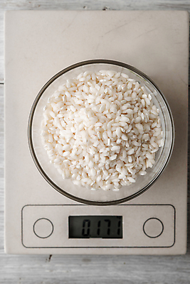 포토 JPG 해외이미지 접시 음식 백그라운드 다이어트 유리 탁자 밥 건강 요리 사람없음 목재 세로 주방 검은색 흰색 사발 몸무게 낟알 시리얼 뿌리기 준비 눈금 날것 해외202004 해외포토 나무 식기 컬러 가구 재료 모션 재질 사기그릇 파일형식 이미지허브