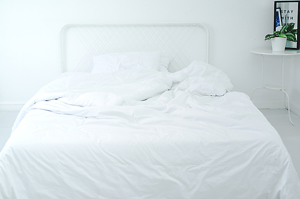 포토 JPG 해외이미지 디자인 여행 가구 창문 베개 탁자 호텔 아침 휴식 바닥 아파트 주택 실내 사람없음 내부 장식 책 단어 빛 세트 태양 문 카펫 방 흰색 침대 램프 신선 커튼 오픈 클래식 야간 오브젝트 리빙 스타일 안락 해외202004 해외포토 주간 자연요소 문자 컬러 생활용품 컨셉 침구 숙소 조명 건물 파일형식 이미지허브