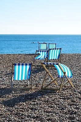 포토 JPG 해외이미지 전통 영어 바다 의자 휴가 휴식 영국 잉글랜드 사람없음 야외 목재 물 파란색 평화 줄무늬 조약돌 흰색 갑판 휴양지 해외202004 해외포토 자연요소 나무 문자 유럽 컬러 가구 컨셉 무늬 배_교통 재료 장소 돌_바위 파일형식 이미지허브