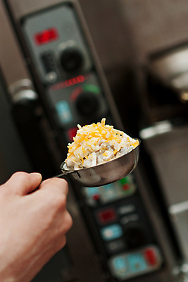 포토 JPG 해외이미지 접시 음식 백그라운드 부분 치즈 감자 요리 사람없음 옆모습 빨간색 파티 축제 저녁식사 뜨거움 고명 자르기 굽기 가득함 크림 준비 후추 무침 로즈메리 길이 녹말 뷔페 적갈색 캐서롤 개조 효과 해외202004 해외포토 식기 뷰포인트 컬러 채소 모션 유제품 이벤트 갈색 식사 용기_그릇 구이 허브 향신료 파일형식 이미지허브