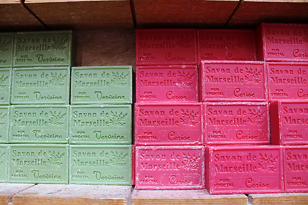 포토 JPG 해외이미지 분홍색 백그라운드 신체 과일 자연 건강 사람없음 목재 장식 초록색 위생용품 컬러풀 상점 스파 목욕 화장품 프랑스 신선 체리 시장 맛 빨래 허브 순수 올리브 아로마 기념품 비누 모음 내추럴 프랑스어 돌봄 마르세유 위생관리 프로방스 핸드메이드 많음 해외202004 해외포토 나무 식물 문자 열매 유럽 컬러 생활용품 컨셉 가사 재료 모션 관리 한글 뷰티 청결 오브젝트 생태계 파일형식 이미지허브