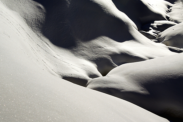포토 JPG 해외이미지 계절 크리스마스 겨울 자연 하늘 휴가 휴식 산 그림자 풍경 사람없음 야외 파란색 햇빛 평화 맑음 얼음 추위 흰색 신선 숲 12월 11월 가루 스위스 언덕 서리 암초 마법 1월 웅장함 눈내림 겨울풍경 해외202004 해외포토 자연요소 기념일 유럽 컬러 컨셉 날씨 눈_날씨 태양 날짜 생태계 파일형식 이미지허브