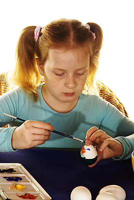 포토 JPG 해외이미지 어린이 휴가 부활절 한명 빨간색 파란색 연필 페인트 잡기 붓 만족 그림 예술가 주근깨 해외202004 해외포토 1 기념일 감정 컬러 모션 학용품 사람 필기구 점 파일형식 이미지허브