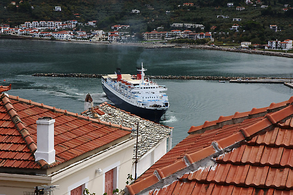 포토 JPG 해외이미지 바다 교통시설 휴가 항해 사람없음 여름 파란색 큼 지중해 그리스 언덕 승객 포트 해외202004 해외포토 계절 유럽 컬러 교통 배_교통 크기 시설 파일형식 이미지허브