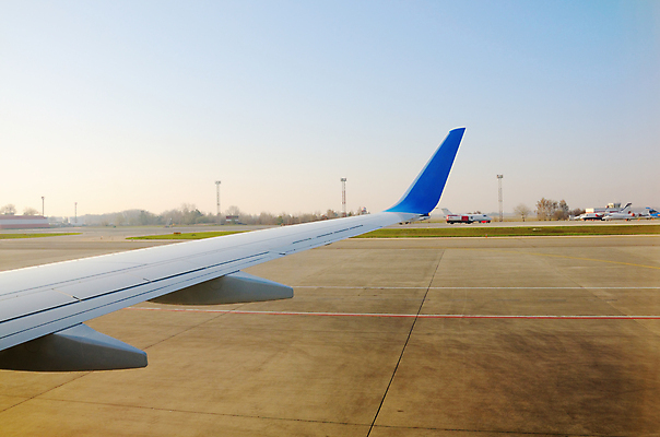 포토 JPG 해외이미지 구름 지구 여행 날개 비즈니스 교통시설 모션 하늘 비행기 사람없음 파란색 우주 공항 땅 출퇴근 상업 제트기 승객 엔진 일반 넘어짐 수평선 방식 해외202004 해외포토 자연요소 컬러 교통 항공교통 대중교통 시설 파일형식 이미지허브