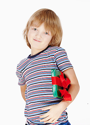 포토 JPG 해외이미지 백인 어린이 선물 한명 소년 금발 놀람 흰색 잡기 싱글 주기 고립 해외202004 해외포토 서양인 1 헤어스타일 남자 감정 컬러 모션 표정 사람 파일형식 이미지허브